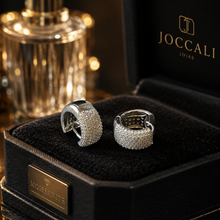Carregar imagem no visualizador da galeria, Argola em prata 925 com banho de ródio pavê Moissanite
