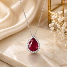Carregar imagem no visualizador da galeria, Colar em prata 925 com banho de ródio , gota em zircônia rubi e Moissanite em volta
