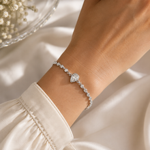 Carregar imagem no visualizador da galeria, Pulseira em prata 925 com banho de ródio gota cravação inglesa e moissanites
