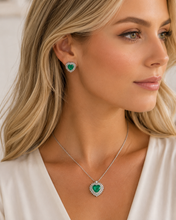 Carregar imagem no visualizador da galeria, Colar em prata 925 com banho de ródio, coração em zircônia esmeralda fusion e 2 fileiras de Moissanite em volta

