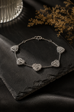 Carregar imagem no visualizador da galeria, Pulseira em prata 925 com banho de ródio corações vazados em Moissanite 1,42cts
