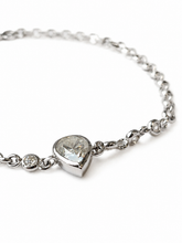 Carregar imagem no visualizador da galeria, Pulseira em prata 925 com banho de ródio gota cravação inglesa e moissanites
