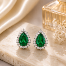 Carregar imagem no visualizador da galeria, Brinco em prata 925 com banho de ródio , gota em esmeralda fusion e Moissanite em volta
