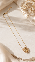 Carregar imagem no visualizador da galeria, Colar em prata 925 com banho de ouro 18k oval nossa senhora das graças com Moissanite em volta 0,33cts
