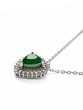 Carregar imagem no visualizador da galeria, Colar em prata 925 com banho de ródio, coração em zircônia esmeralda fusion e 2 fileiras de Moissanite em volta
