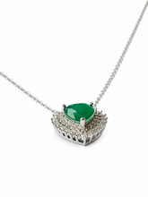 Carregar imagem no visualizador da galeria, Colar em prata 925 com banho de ródio, coração em zircônia esmeralda fusion e 2 fileiras de Moissanite em volta
