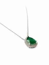Carregar imagem no visualizador da galeria, Colar em prata 925 com banho de ródio , gota em zircônia esmeralda fusion e Moissanite em volta
