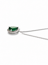 Carregar imagem no visualizador da galeria, Colar em prata 925 com banho de ródio , gota em zircônia esmeralda fusion e Moissanite em volta
