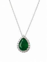 Carregar imagem no visualizador da galeria, Colar em prata 925 com banho de ródio , gota em zircônia esmeralda fusion e Moissanite em volta
