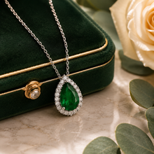 Carregar imagem no visualizador da galeria, Colar em prata 925 com banho de ródio , gota em zircônia esmeralda fusion e Moissanite em volta
