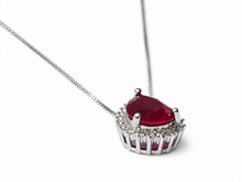 Carregar imagem no visualizador da galeria, Colar em prata 925 com banho de ródio , gota em zircônia rubi e Moissanite em volta
