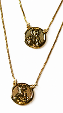 Carregar imagem no visualizador da galeria, Escapulário banhado a ouro 18k redondo sagrado coração de Jesus e Maria
