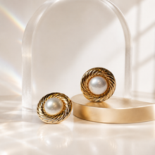 Carregar imagem no visualizador da galeria, Brinco banhado a ouro 18k com pérola central

