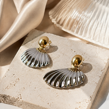 Carregar imagem no visualizador da galeria, Brinco banhado a ródio e banhado a ouro 18k , oval e concha
