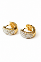 Carregar imagem no visualizador da galeria, Argola em prata 925 com banho de ouro 18k pavê em Moissanite 0,69cts
