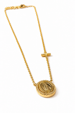 Carregar imagem no visualizador da galeria, Colar em prata 925 com banho de ouro 18k cruz lateral nossa senhora das graças oval em Moissanite volta
