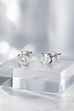 Carregar imagem no visualizador da galeria, Brinco solitário em prata 925 com banho de ródio 8mm Moissanite 2,00cts
