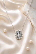 Carregar imagem no visualizador da galeria, Colar em prata 925 com banho de ródio nossa senhora das graças com Moissanite em volta 0,33cts
