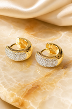 Carregar imagem no visualizador da galeria, Argola em prata 925 com banho de ouro 18k pavê em Moissanite 0,69cts
