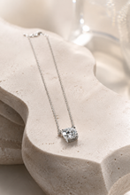 Carregar imagem no visualizador da galeria, Colar em prata 925 com banho de ródio solitário 8mm 2,00cts em Moissanite
