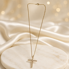 Carregar imagem no visualizador da galeria, Colar em prata com banho de ouro 18k pingente cruz com Zirconias
