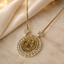 Carregar imagem no visualizador da galeria, Colar em prata 925 com banho de ouro 18k nossa senhora das graças com 2 voltas em Zirconias
