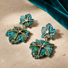 Carregar imagem no visualizador da galeria, Brinco em prata 925 com banho de ouro 18k com moissanites e flores esculpidas em turquesa
