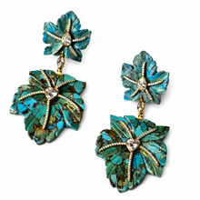 Carregar imagem no visualizador da galeria, Brinco em prata 925 com banho de ouro 18k com moissanites e flores esculpidas em turquesa
