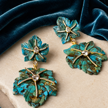 Carregar imagem no visualizador da galeria, Brinco em prata 925 com banho de ouro 18k com moissanites e flores esculpidas em turquesa
