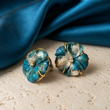 Carregar imagem no visualizador da galeria, Brinco em prata 925 com banho de ouro 18k flor em turquesa com madrepérola
