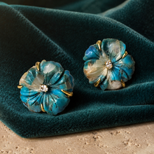 Carregar imagem no visualizador da galeria, Brinco em prata 925 com banho de ouro 18k flor em turquesa com madrepérola

