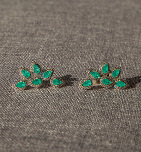 Brinco ear cuff em prata 925 com banho de ródio, Zirconias tom esmeralda colombiana