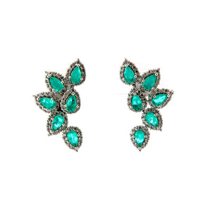 Brinco ear cuff em prata 925 com banho de ródio, Zirconias tom esmeralda colombiana