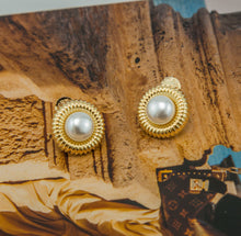 Carregar imagem no visualizador da galeria, Brinco banhado a ouro 18k redondo , pérola de água doce
