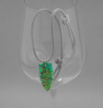 Carregar imagem no visualizador da galeria, Colar em fio de seda folha esculpida  em pedra turquesa Mohave
