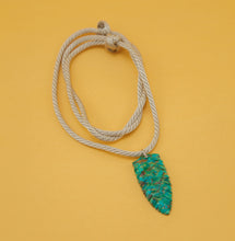 Carregar imagem no visualizador da galeria, Colar em fio de seda folha esculpida  em pedra turquesa Mohave
