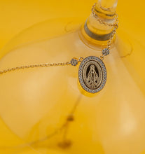 Carregar imagem no visualizador da galeria, Colar em prata 925 banhado a ouro 18k pingente oval em Zirconias nossa senhora das Graças
