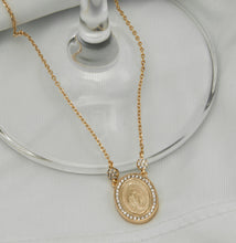 Carregar imagem no visualizador da galeria, Colar em prata 925 banhado a ouro 18k pingente oval em Zirconias nossa senhora das Graças
