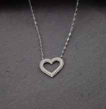 Carregar imagem no visualizador da galeria, Colar em prata 925 com banho de ródio e Zirconias coração vazado
