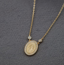 Carregar imagem no visualizador da galeria, Colar em prata 925 banhado a ouro 18k pingente oval em Zirconias nossa senhora das Graças

