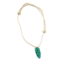 Carregar imagem no visualizador da galeria, Colar em fio de seda folha esculpida  em pedra turquesa Mohave
