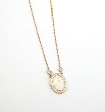 Carregar imagem no visualizador da galeria, Colar em prata 925 banhado a ouro 18k pingente oval em Zirconias nossa senhora das Graças
