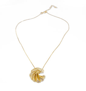 Colar banhado a ouro 18K, meio leque vazado