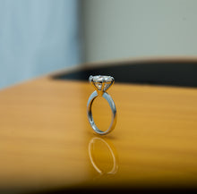 Carregar imagem no visualizador da galeria, Anel solitário em prata com banho de ródio, Moissanite 6 garras, 11mm , 4,56cts
