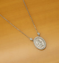 Carregar imagem no visualizador da galeria, Colar oval nossa senhora das graças em prata com banho de ródio e Moissanite em volta
