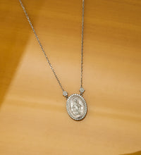 Carregar imagem no visualizador da galeria, Colar oval nossa senhora das graças em prata com banho de ródio e Moissanite em volta
