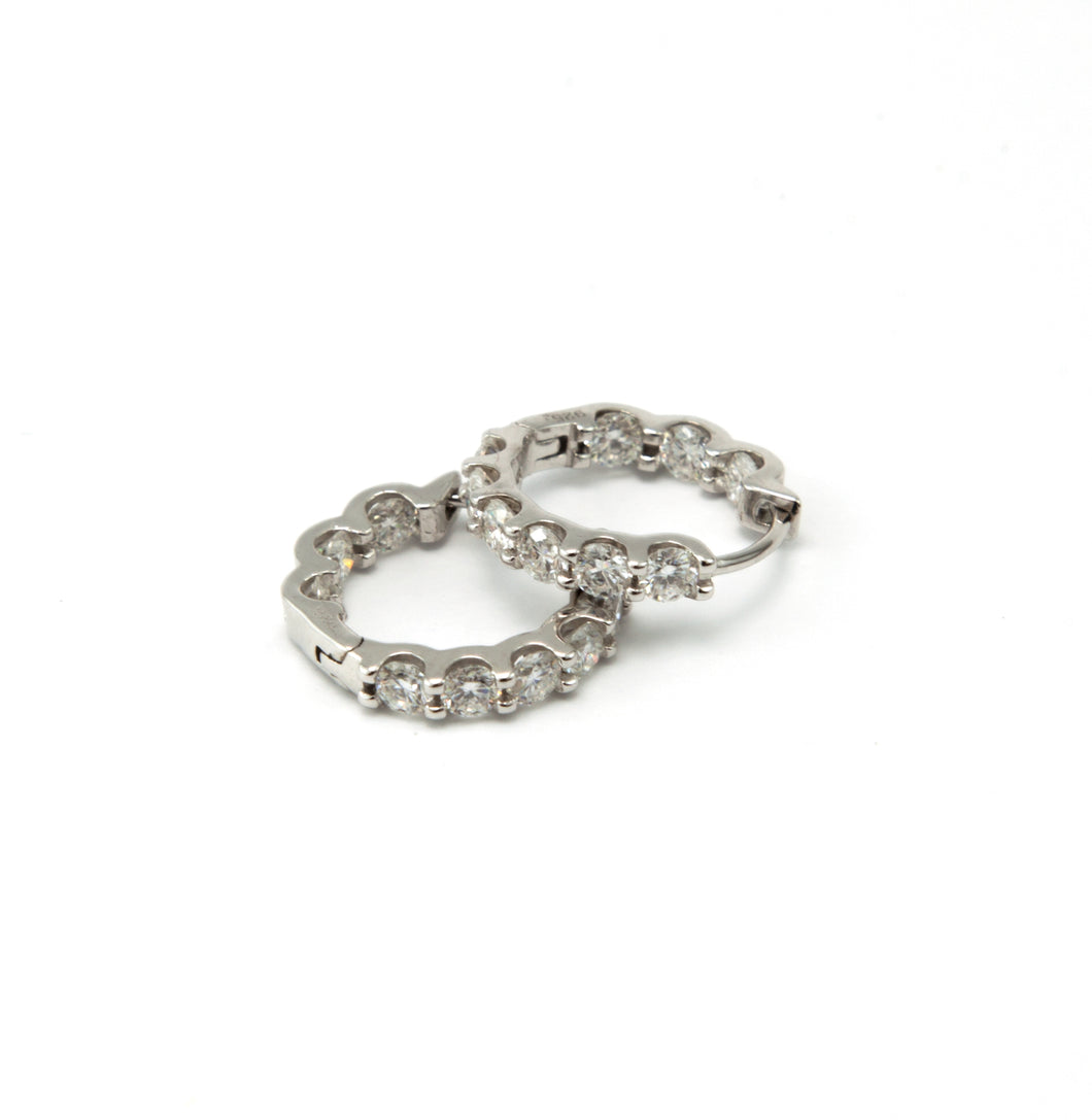 Argola em prata com banho de ródio , moissanites 3mm, 2,40cts