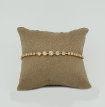 Carregar imagem no visualizador da galeria, Pulseira riviera em prata com banho de ouro 18k, Zirconias maiores no centro e menores nas laterais
