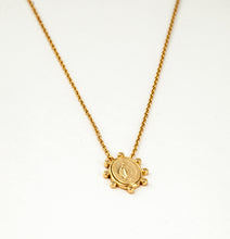 Carregar imagem no visualizador da galeria, Colar em prata 925 com banho de ouro 18k nossa senhora das graças oval
