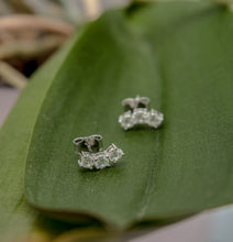 Carregar imagem no visualizador da galeria, Ear cuff em prata 925 com banho de ródio e Zircônias
